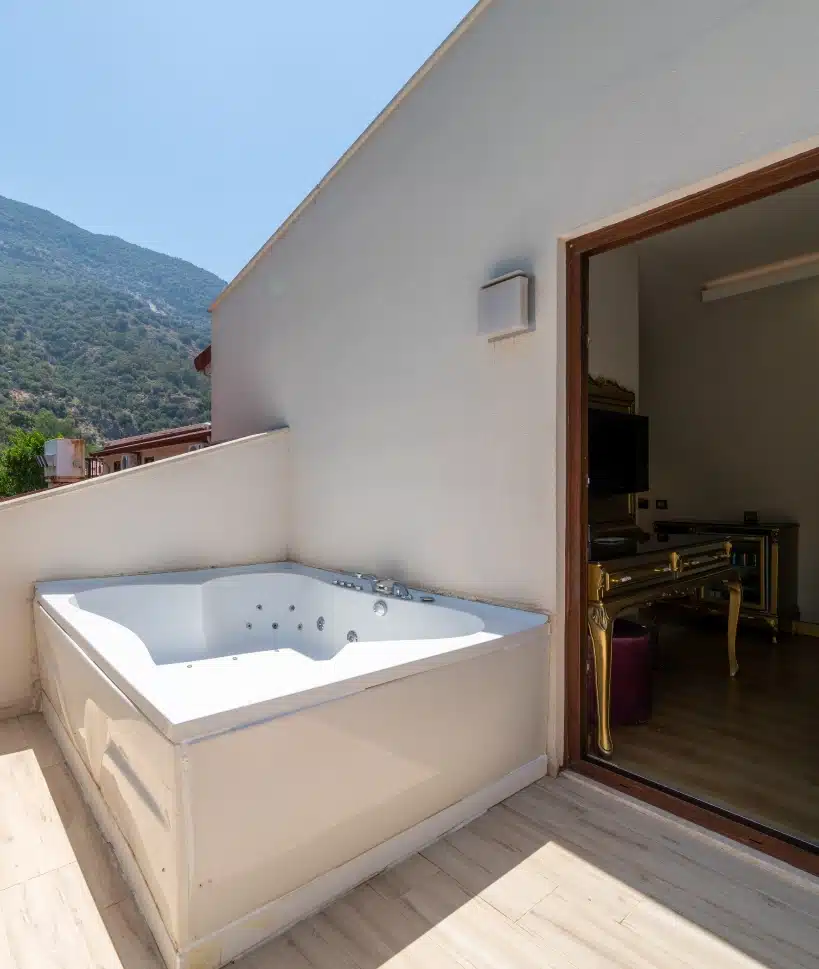 Jakuzili Balayı Odası